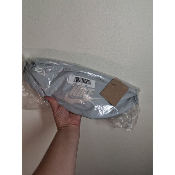 NWT Nike Logo Crossbody Fanny Pack Bag Unisex Adult Gray White DB0490-034 - Picture 5 of 6